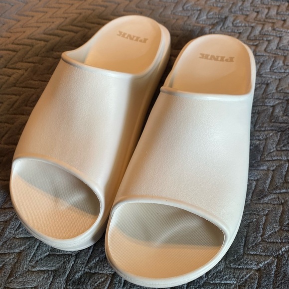 PINK Victoria's Secret Women's WhiteShell Slide Sandals size 11/12 - Picture 1 of 5